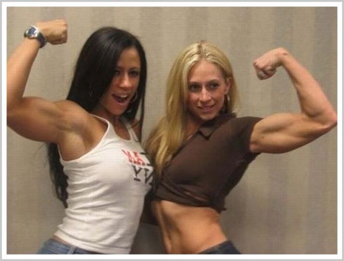 Сильные девушки в спортзале демонстрируют откровенно мускулы
