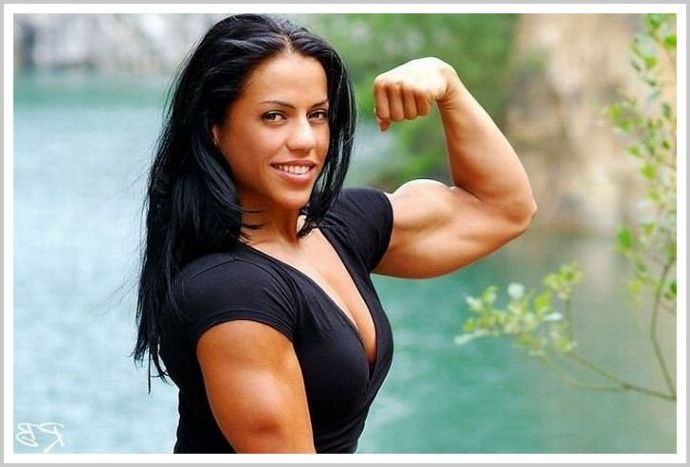 Сильные девушки в спортзале демонстрируют откровенно мускулы