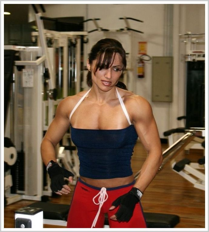 Сильные девушки в спортзале демонстрируют откровенно мускулы