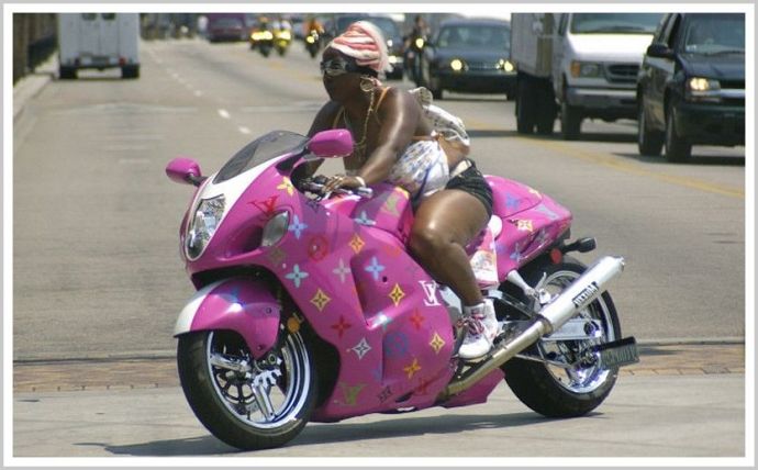 Сексуальные бабы на мотоциклах демонстрируют прекрасные формы