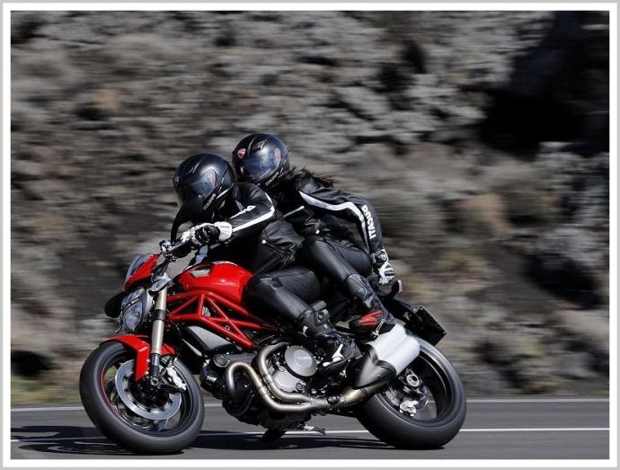 Сексуальные бабы на мотоциклах демонстрируют прекрасные формы