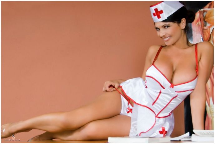 В больнице сексапильные медсестры в униформе возбуждаются