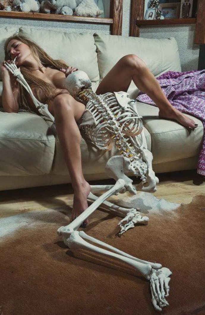 Тёлочки на порно приколах позируют и соблазняют шикарными формами