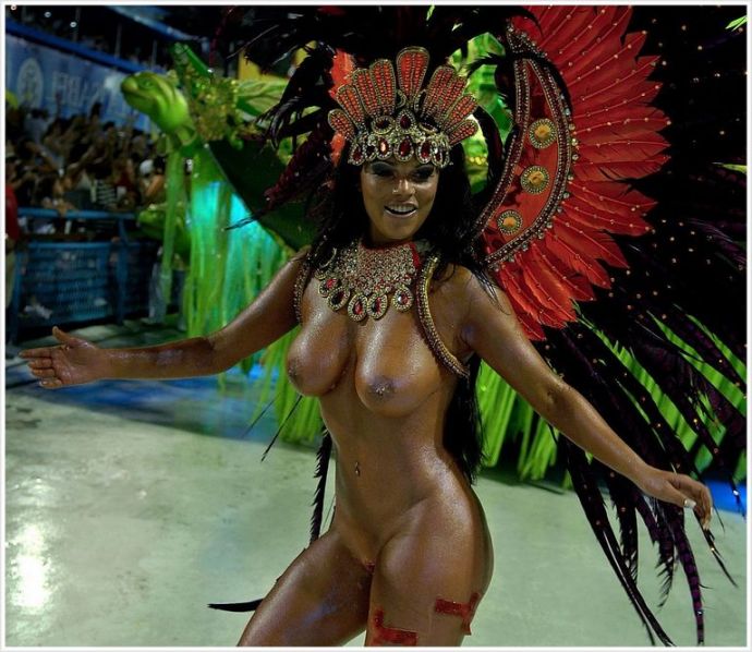 Девушки Бразилии показывают аппетитные сиськи на открытом воздухе