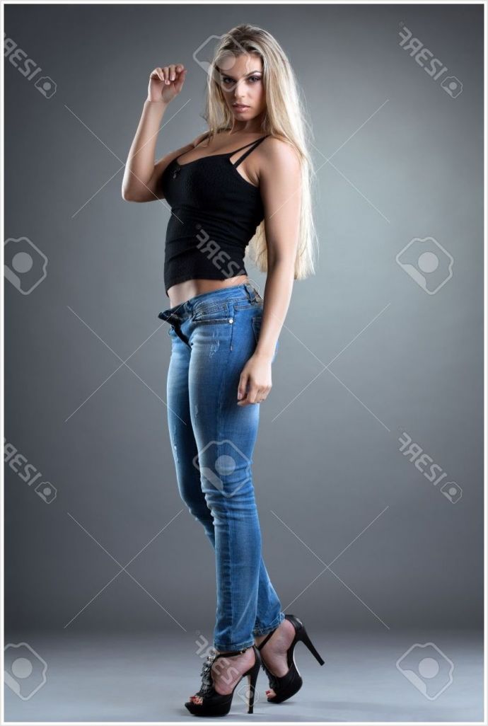 Стройные девушки эротично позируют в джинсах и с пошлыми желаниями