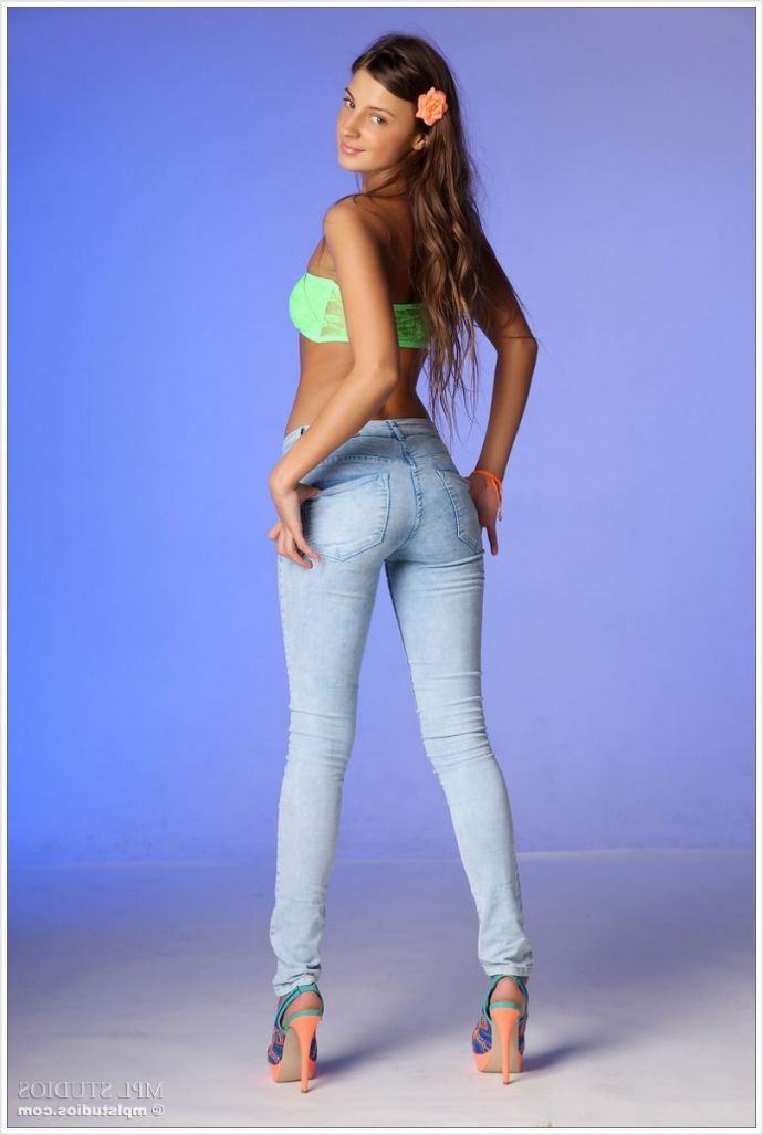 Стройные девушки эротично позируют в джинсах и с пошлыми желаниями