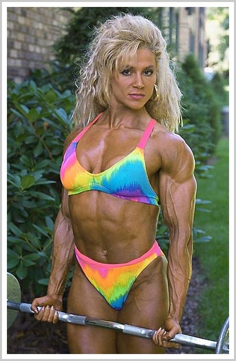 Девушки бодибилдеры в купальниках демонстрируют большие мускулы