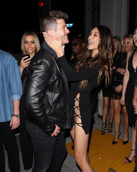 April Love Geary в смелом платье без белья возле ресторана Catch в Западном Голливуде