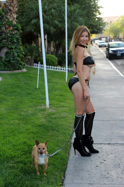 Nadeea Volianova на прогулке в Беверли-Хиллз