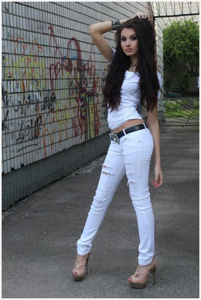 Спортивные леди в джинсах откровенно крутят попками