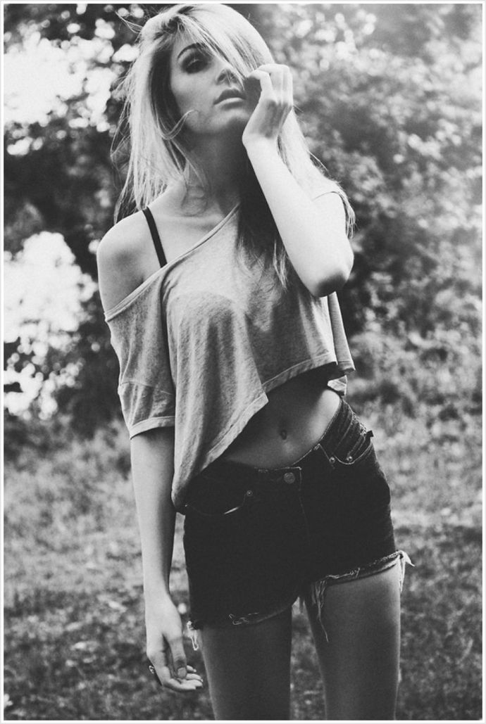 Спортивные леди в джинсах откровенно крутят попками