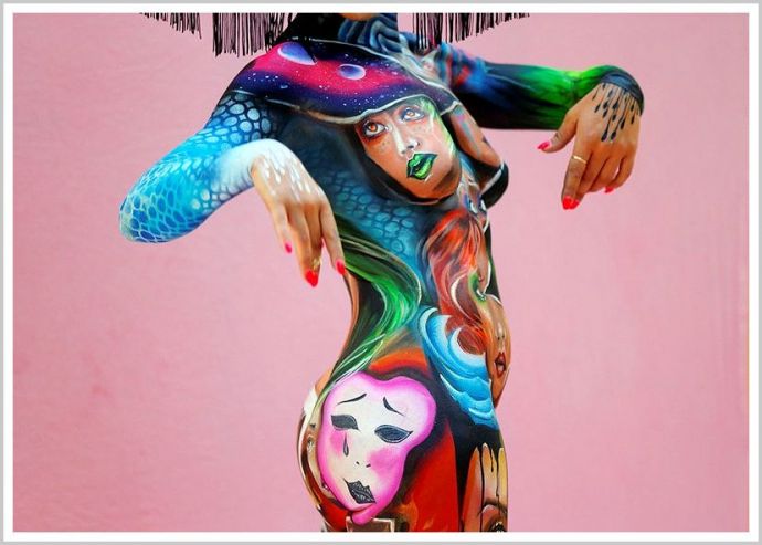 Красивые тёлочки с боди артом на больших сиськах и лобке