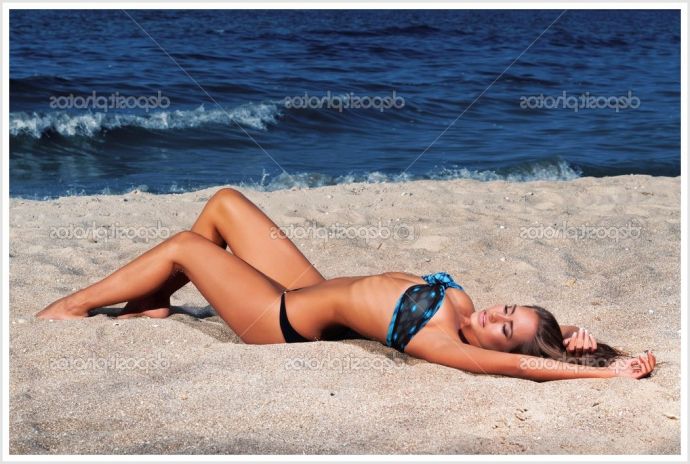 Симпатичные суки в бикини разводят на секс прямо на пляже