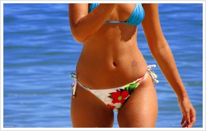 Симпатичные суки в бикини разводят на секс прямо на пляже