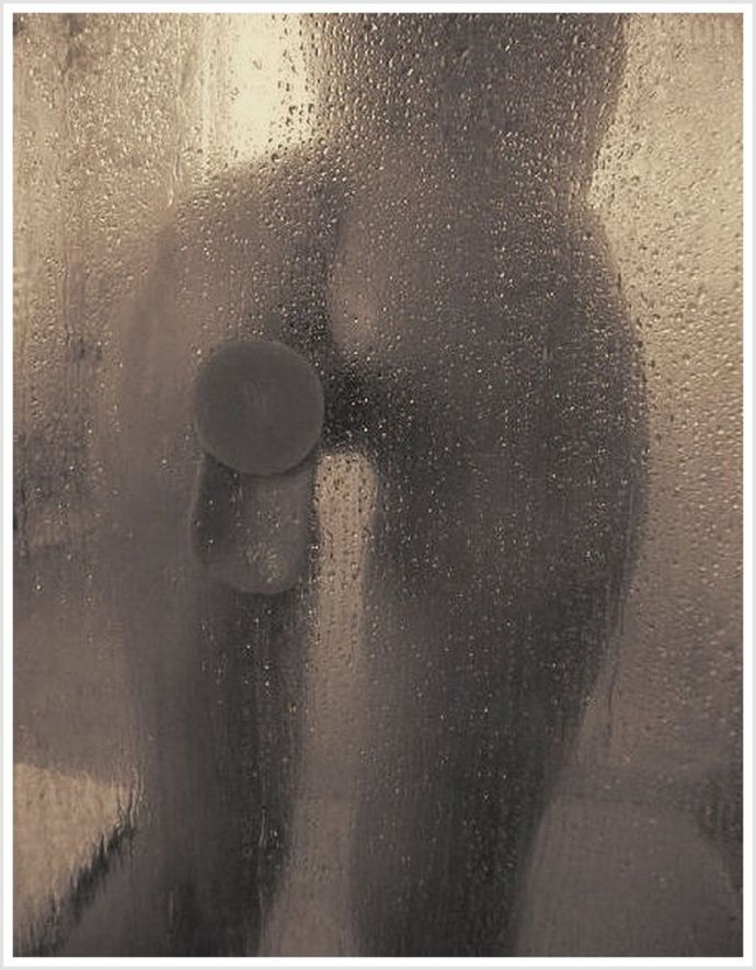 Симпатичные девицы в душе снимают мокрые трусики с письки