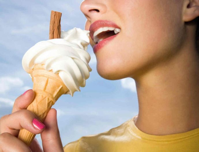 Берут в рот и сексуально лижут на улице