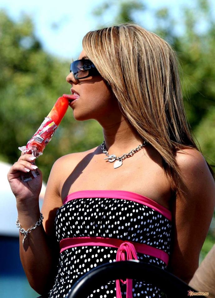 Берут в рот и сексуально лижут на улице