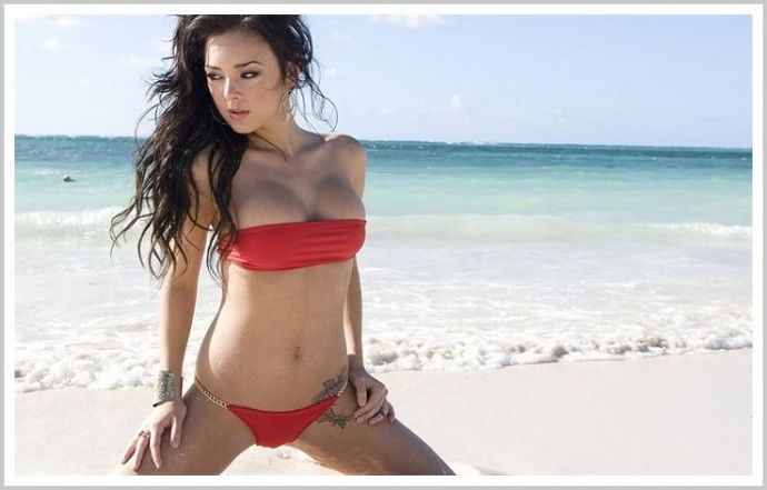 Стройные девушки в купальниках и с мокрыми длинными ногами