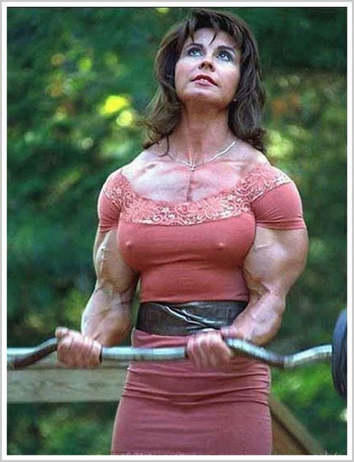 Девушки бодибилдеры в купальниках демонстрируют большие мускулы