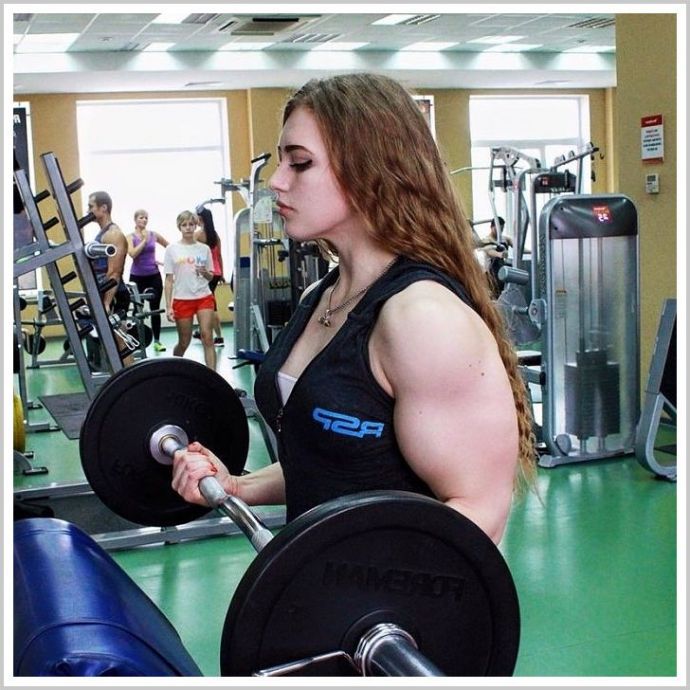 Девушки бодибилдеры в купальниках демонстрируют большие мускулы