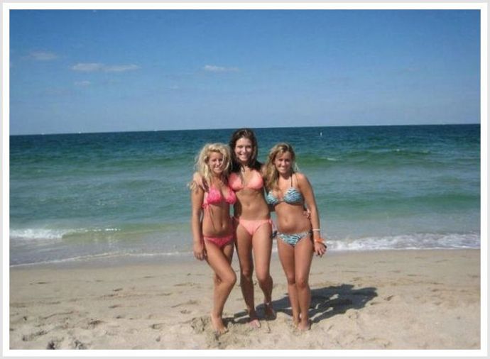 Худые тёлки на пляже эротично танцуют в бикини