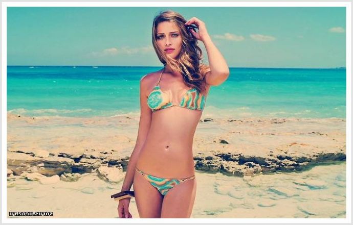 Худые тёлки на пляже эротично танцуют в бикини