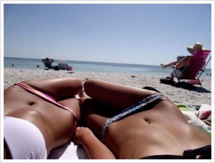 Худые тёлки на пляже эротично танцуют в бикини