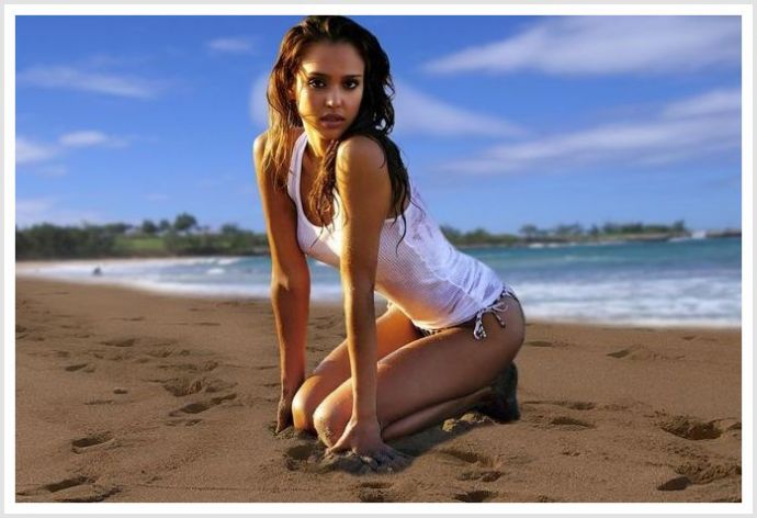 Худые тёлки на пляже эротично танцуют в бикини