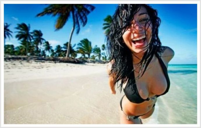 Худые тёлки на пляже эротично танцуют в бикини