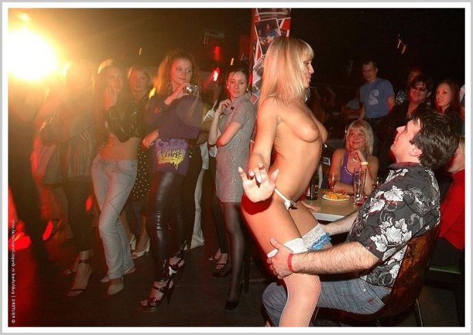 Тёлки без одежды начинают настоящий стриптиз соло на публике