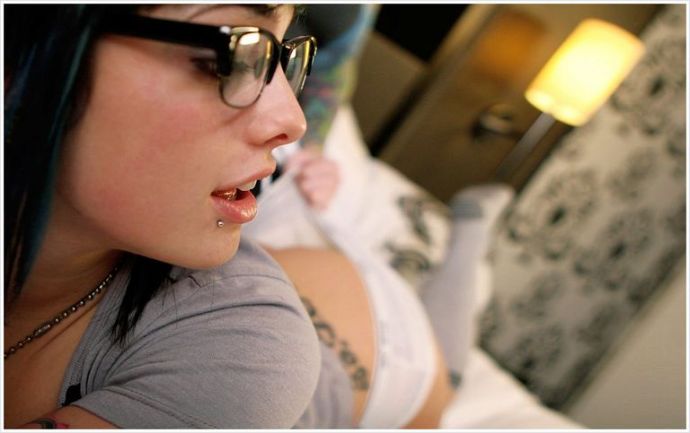 Сексапильные девушки в очках красиво улыбаются на фото