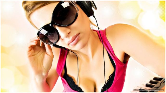 Очкастые девушки на ню фотографиях позируют в юбках