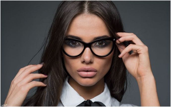 Очкастые девушки на ню фотографиях позируют в юбках