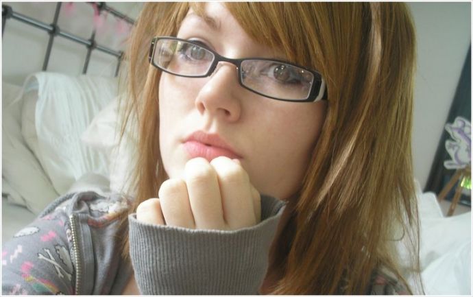 Очкастые девушки на ню фотографиях позируют в юбках