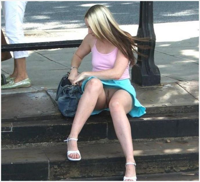 Симпатичные студентки на природе показали под юбкой трусы