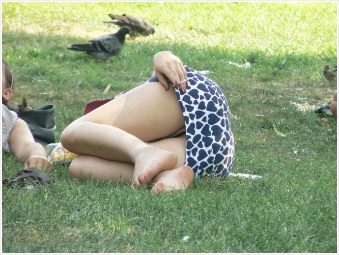 Симпатичные студентки на природе показали под юбкой трусы