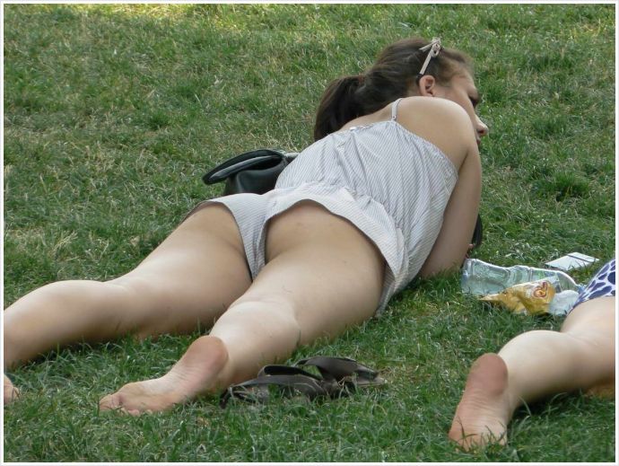 Симпатичные студентки на природе показали под юбкой трусы