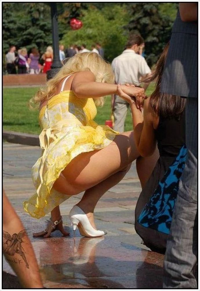 Симпатичные студентки на природе показали под юбкой трусы