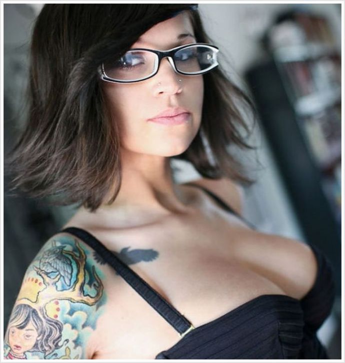 Милаха с длинными ногами и в красивых очках позирует