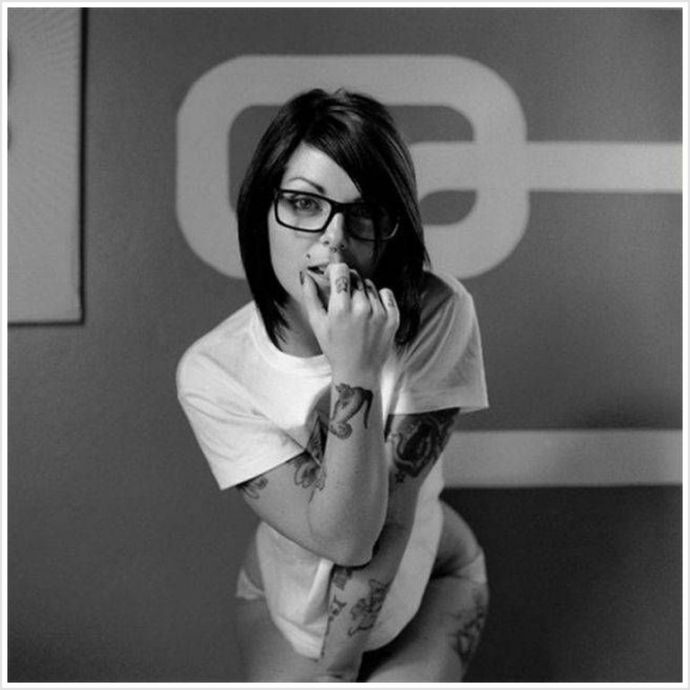 Сексапильные секретарши в очках эротично позируют раздетыми