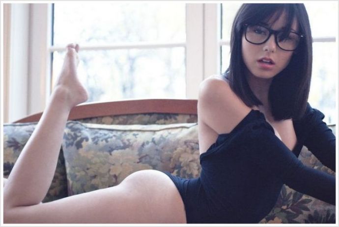 Сексапильные секретарши в очках эротично позируют раздетыми