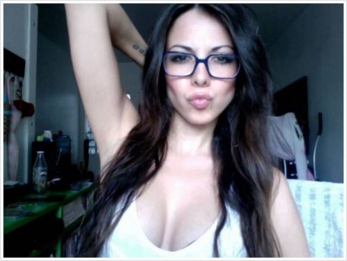 Сексапильные секретарши в очках эротично позируют раздетыми