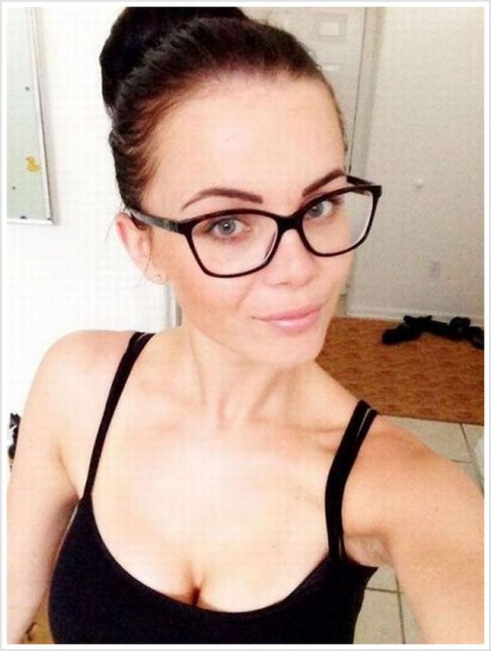 Сексапильные секретарши в очках эротично позируют раздетыми