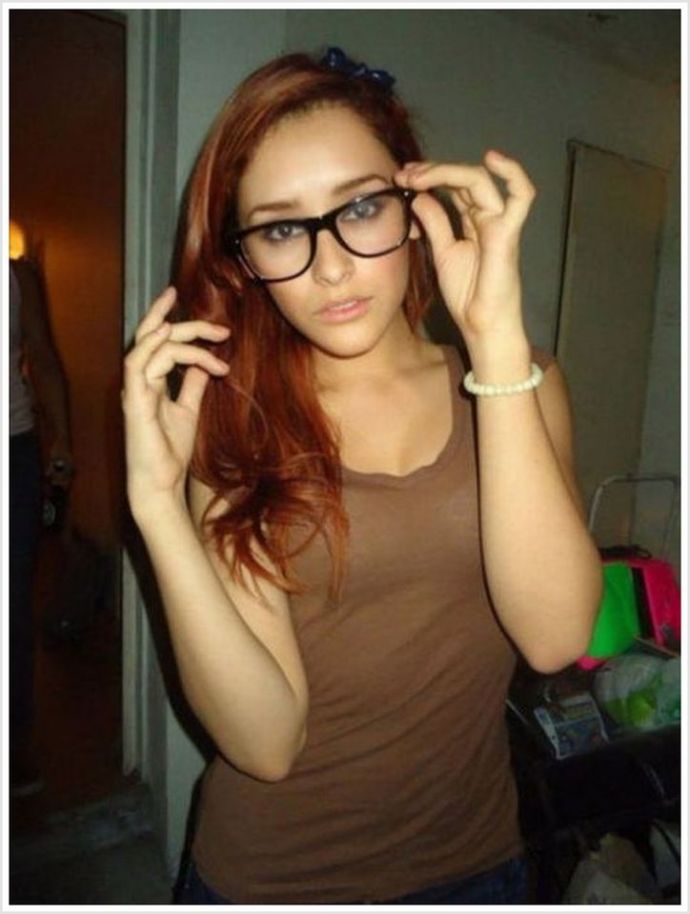 Сексапильные секретарши в очках эротично позируют раздетыми