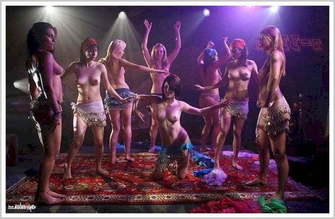 Опытные суки в баре устроили реальный стриптиз