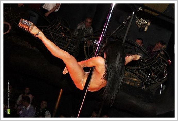 Опытные суки в баре устроили реальный стриптиз