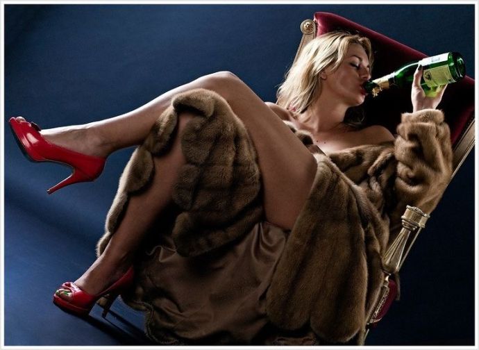 Распутные девицы показывают классные жопы и шикарные груди