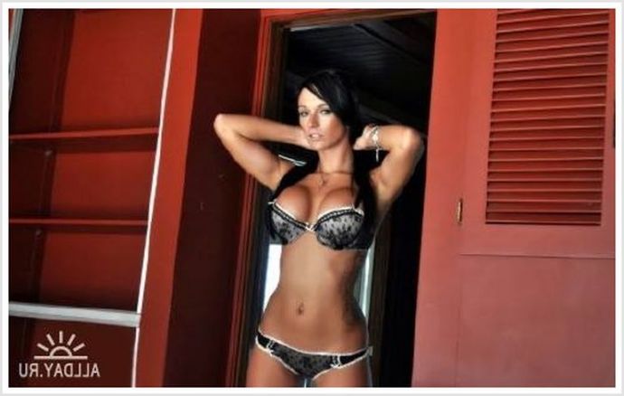 Распутные девицы показывают классные жопы и шикарные груди