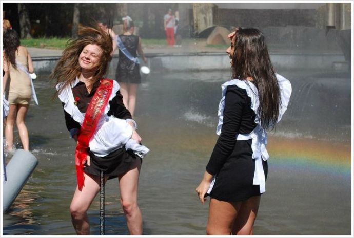 Распутные девицы показывают классные жопы и шикарные груди