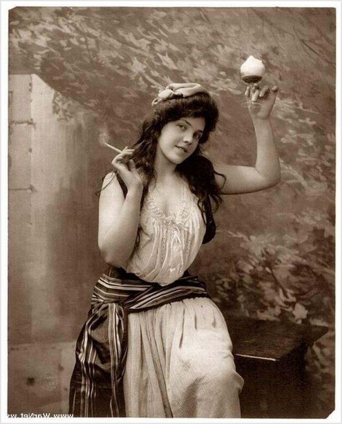 Распутные девицы показывают классные жопы и шикарные груди